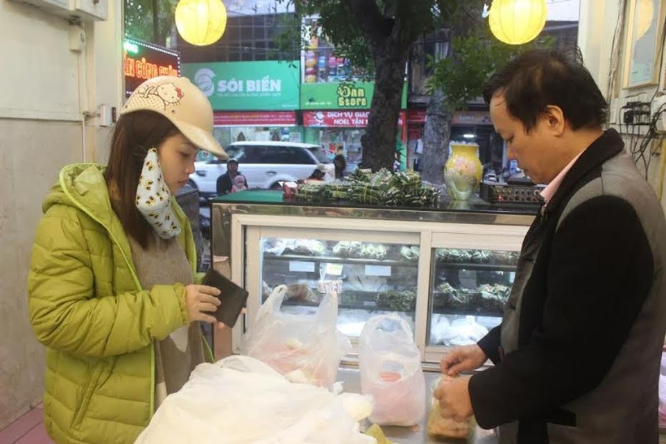 Giới trẻ, du khách Tây du xuân thưởng thức ẩm thực Hà Thành - 4 Nhiều bạn sinh viên tiết kiệm, chọn phương án mua nem chua rán, trà chanh về nhà, phòng trọ chế biến.