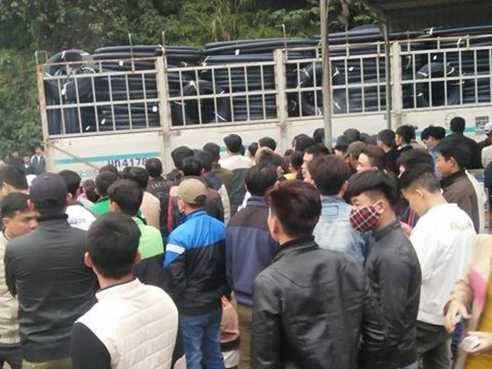 Hàng nghìn lao động "đổ xô" đi làm thủ tục xuất cảnh - 3 Sau tết đến nay, trung bình mỗi ngày có từ 3.000 đến 4.000 người dân đến làm thủ tục xuất cảnh