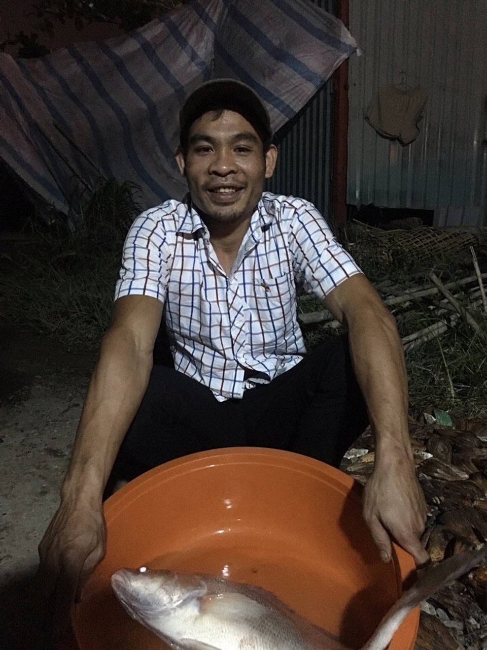 Câu được cá sủ vàng hơn 2 kilogam trên sông Nhà Bè - 1 Anh Thiết vui mừng vì câu được con cá sủ vàng quý hiếm nặng hơn 2kg trên sông Nhà Bè, TPHCM.