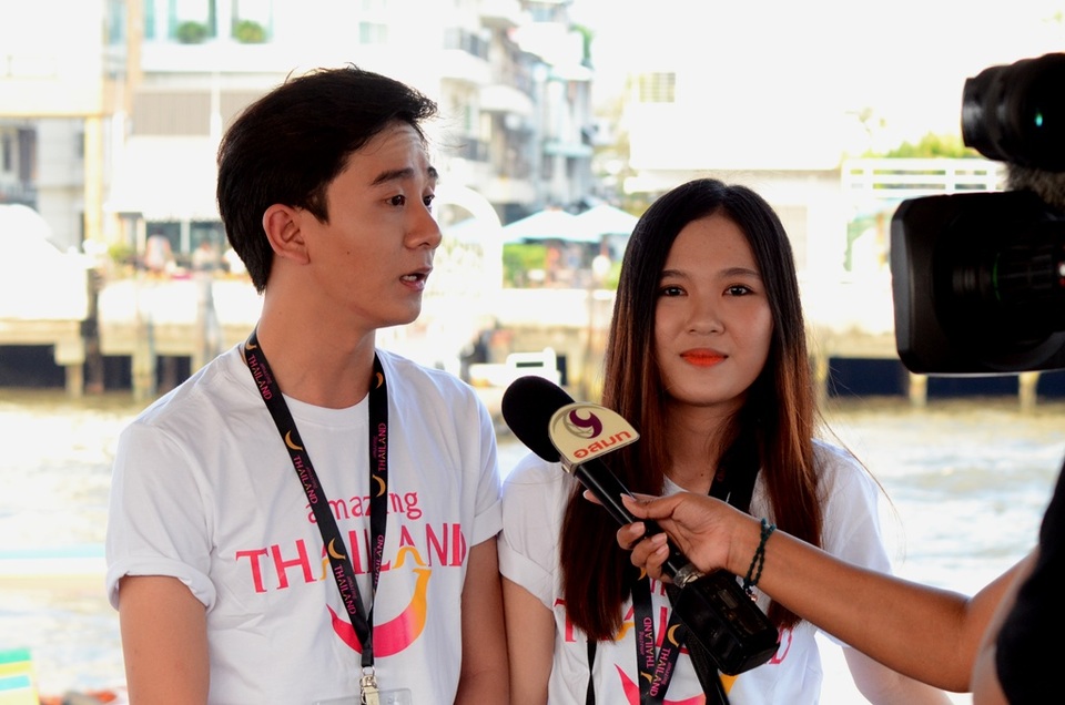 Tài tử “Tình người duyên ma” ấn tượng với người hâm mộ Việt - 8 Đại diện của Việt Nam đang trả lời phỏng vấn của truyền thông Thái Lan bằng tiếng… Thái.