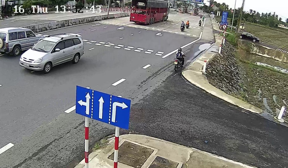 “Lạ lùng” ô tô rồng rắn ngược chiều quốc lộ 1A - 8 Một chiếc ô tô 7 chỗ chạy ngược chiều và lao ra giữa đường, rất nguy hiểm