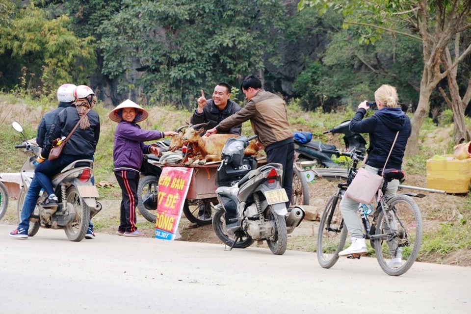 Ninh Bình: Kiếm tiền triệu trong ngày nhờ bán thịt dê - 8
Khách đến mua thịt dê không kể đi xe máy hay ô tô, ưng phần thịt nào sẽ được chủ quầy cắt bán phần thịt đó. Giá cả thuận mua vừa bán, vui lòng khách đến vừa lòng khách đi. Những người bán thịt dê chuyên nghiệp còn không quên nở một nụ cười để chào mời hay dặn dò khách về chế biến làm sao cho thịt dê ngon và hợp khẩu vị.