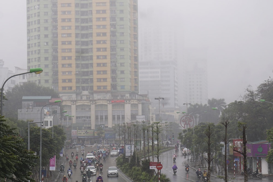 Buổi sáng Hà Nội mờ sương - 8
Không khí ẩm, đôi khi có mưa phùn khiến mặt đường trơn láng.