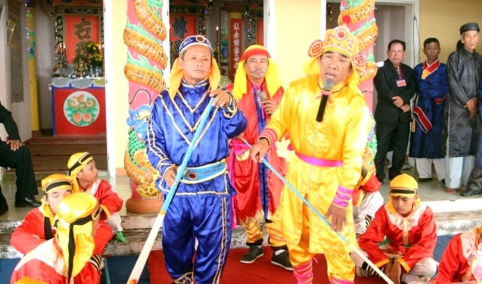 Rộn ràng diễn xướng bả trạo trong lễ hội cầu ngư biển Cửa Đại - 9
Hát bả trạo tại lăng Tiêu Diện: nội dung ca ngợi công đức của cá Ông cứu người, giúp đánh bắt được nhiều cá tôm hoặc mô tả quá trình lao động của ngư dân giữa biển khơi với giọng hát hào sảng của ngư dân địa phương
