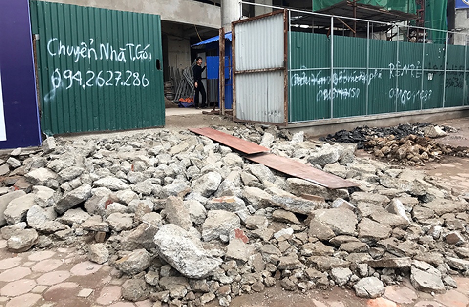 Hà Nội tăng cường cần cẩu, máy xúc "giải phóng" vỉa hè - 8
Cả một khối bê tông cốt thép lớn của một tòa nhà cao tầng đang hoàn thiện lấn vỉa hè (đường Tây Sơn) bị máy xúc đào tung