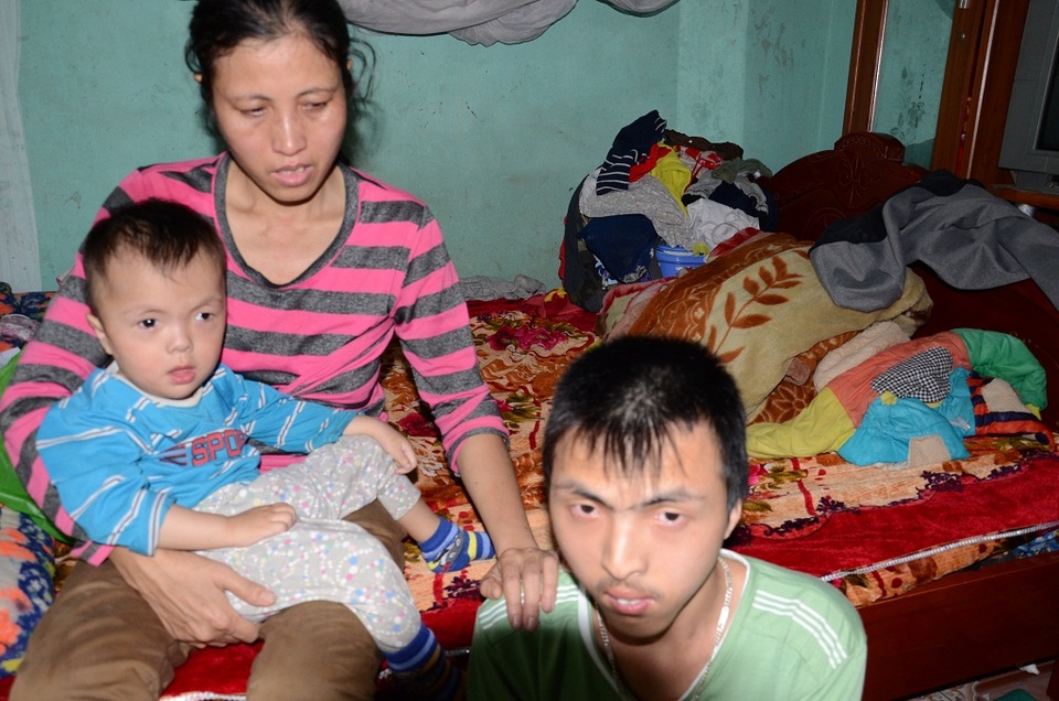 Tận cùng nỗi đau của người đàn bà góa nuôi 2 con bại não - 6
Nghĩ đến các con bệnh tật, người mẹ nghèo này chỉ biết khóc cho số phận hẩm hiu