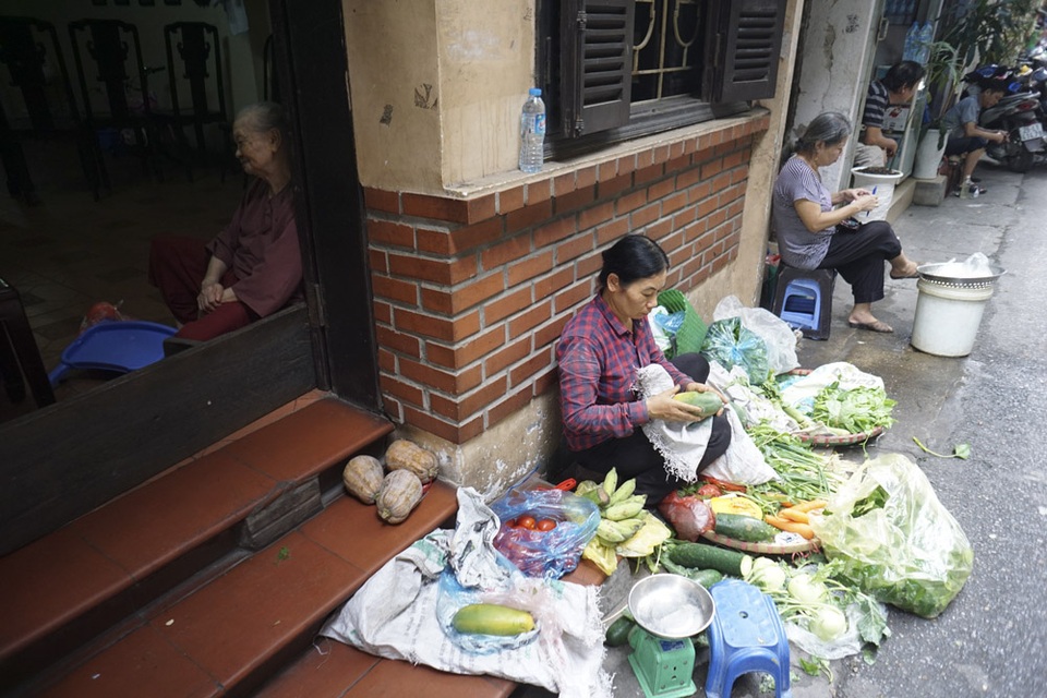 Chợ cóc Hà Nội trong chiến dịch dọn dẹp vỉa hè - 8
Nhiều nhà mặt tiền hào phóng sãn sàng cho người bán ngồi nhờ với điều kiện phải sạch sẽ và không làm ảnh hưởng đến sinh hoạt của gia đình.