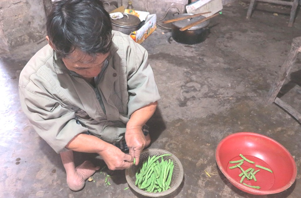 Chuyện đời đầy nước mắt của anh Què - 6 Anh chuẩn bị bữa cơm cho gia đình mình.