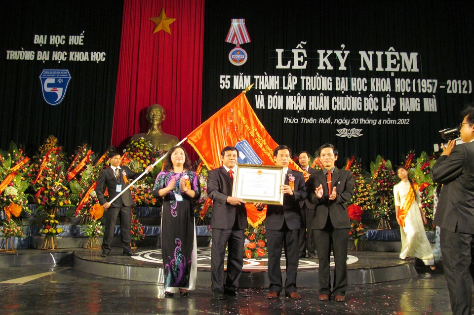 60 năm tự hào từ mái trường Đại học Khoa học Huế - 8 Lễ kỷ niệm 55 năm thành lập trường ĐHKH và Đón nhận Huân chương Độc lập hạng Nhì vào năm 2012