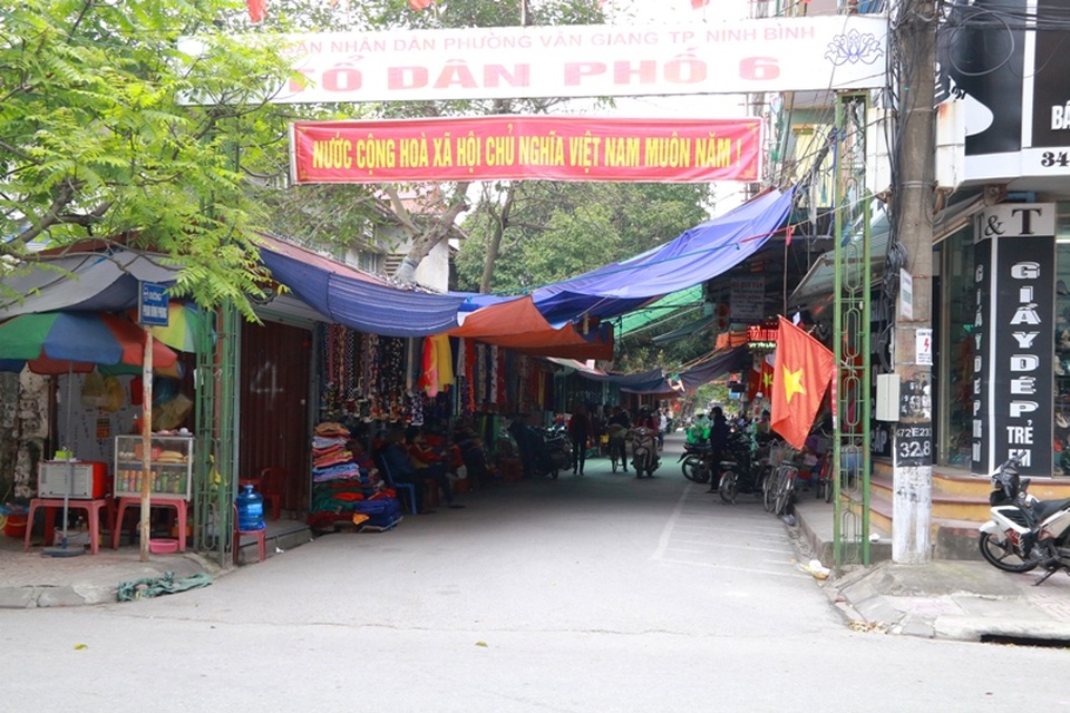 Ninh Bình: Hàng loạt vỉa hè bị “xẻ thịt” dựng ki ốt, chủ tịch phường trả lời "lạ"! - 1 Vỉa hè đường Phan Đình Phùng, Tổ dân phố 6 phường Vân Giang, thành phố Ninh Bình bị xẻ thịt dựng hàng loạt ki ốt cho thuê bán hàng.