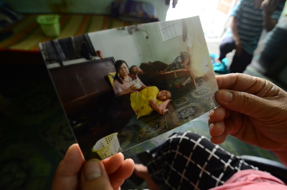 Tấm lòng vàng của nữ vận động viên khuyết tật - 8 Hình ảnh vui vẻ của gia đình chị Thương mỗi khi đông đủ. Chị bộc bạch: “Nền nhà là nơi chính để nghỉ ngơi, mà trời mưa thì mọi người chỉ còn nước ngủ ngồi.”