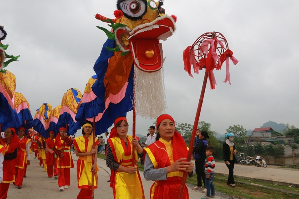 Độc đáo nghi lễ rước nước dâng tiến vua Đinh - 8 Dẫn đầu đoàn rước nước về vẫn là lân sư rồng, phường bát âm...