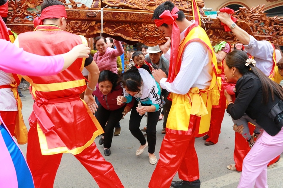 Tục chui kiệu cầu may có từ lâu đời ở cố đô Hoa Lư. Mỗi năm dịp lễ hội đến người dân lại chờ đợi các đoàn kiệu đi qua để chui kiệu. Người dân quan niệm chui qua được kiệu sẽ gặp nhiều may mắn, thành công trong cuộc sống.
