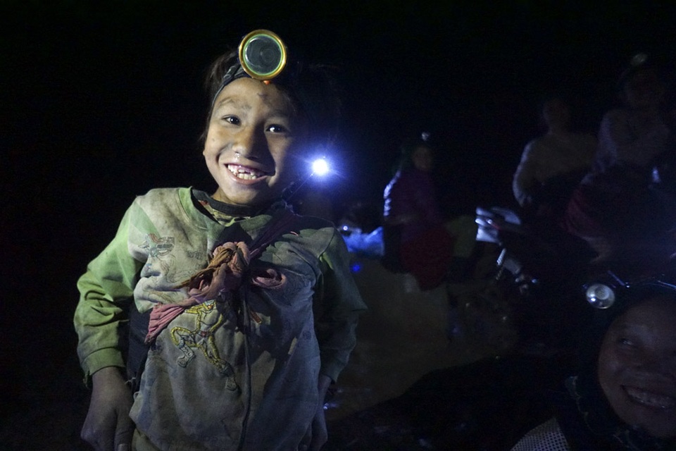 Đêm trắng ở vùng rốn quặng miền biên ải - 10 
Cậu bé Thào Mí Hồ dân tộc Cờ Lao mới 9 tuổi cũng tham gia hàng đêm mót quặng, Hồ cho biết em ở thôm Ngàm Soọc, mỗi đêm có thể nhặt được vài kg quặng để giúp đỡ bố mẹ.