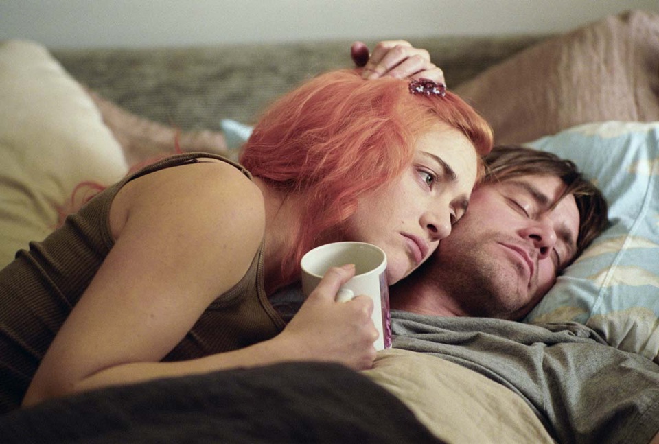 “Eternal Sunshine of the Spotless Mind” (Ký ức tình yêu - 2004): Sau khi mối quan hệ tình cảm trở nên tệ hại, một cặp đôi quyết định sẽ xóa bỏ mọi ký ức về nhau. Nhưng trong lúc xóa dần từng ký ức, họ mới nhận ra đối phương quan trọng với mình tới mức nào.