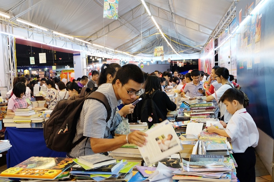 Hàng ngàn độc giả “tận hưởng niềm vui đọc sách” ở Đà Nẵng - 4 Hàng ngàn độc giả “tận hưởng niềm vui đọc sách” ở Đà Nẵng - 4