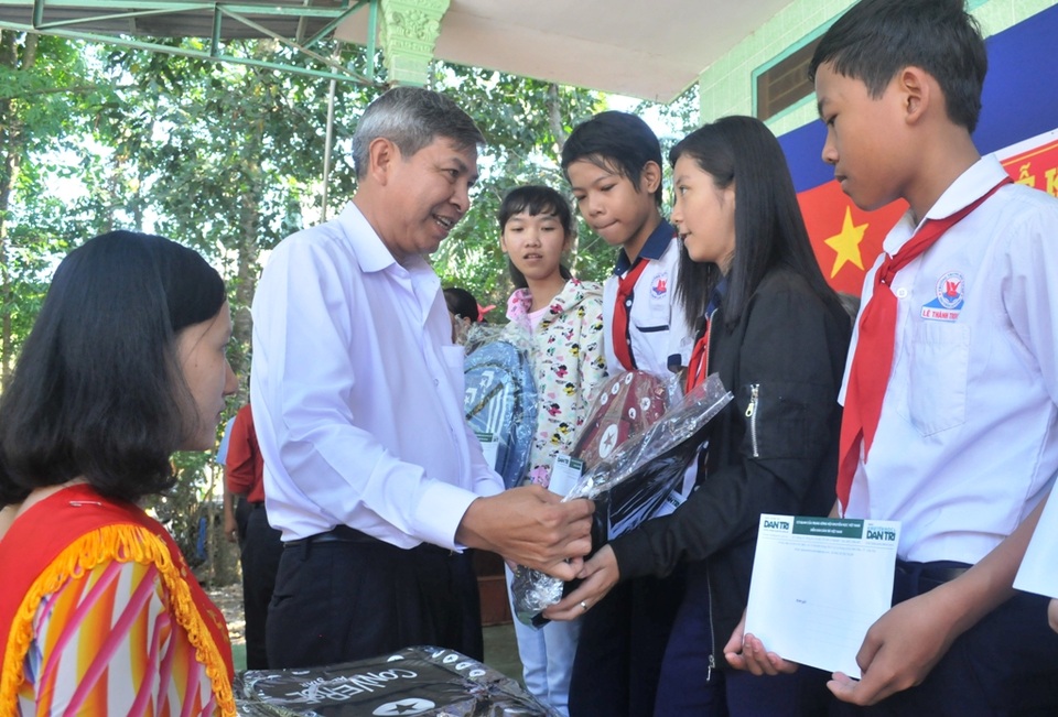 Niềm vui ngày khánh thành cầu Dân trí thứ 12 tại Đồng Tháp - 12
Ông Hồ Thanh Phương - Chủ tịch UBND huyện Lai Vung nhắn gửi các em học sinh khi nhận học bổng báo Dân trí cần cố gắng học giỏi