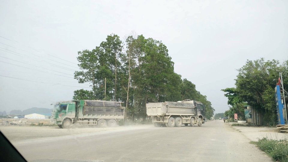 Ninh Bình: “Tập đoàn” xe quá tải tung hoành, tỉnh lộ “gồng mình” chống đỡ! - 12 Những chiếc xe tải chở đầy đất đá từ tỉnh lộ 477 vào đổ san lấp khu công nghiệp.