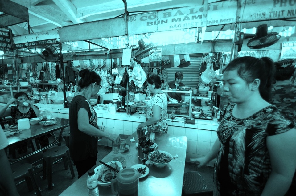 Phố vàng bạc, trang sức hút khách du lịch - 8 Bên trong khu chợ Hòa Bình có một gian hàng bún mắm tồn tại gần 70 năm.