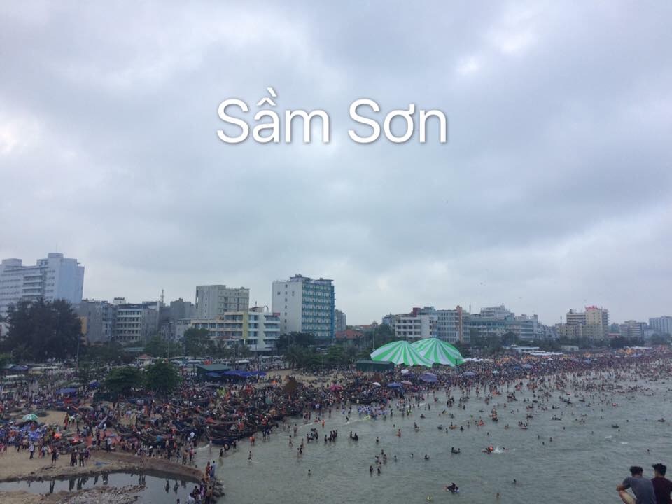 Bãi tắm Sầm Sơn - một trong những bãi biển thu hút lượng người đông nhất ở khu vực phía Bắc.