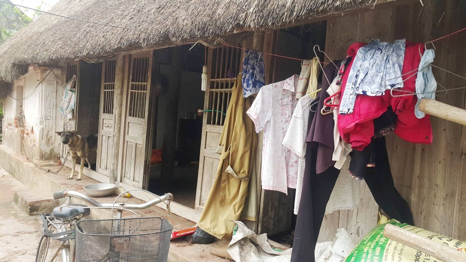 Độc đáo những ngôi nhà mái cói còn lại hiếm hoi ở Ninh Bình - 10 Hiện đối với nhiều gia đình ở huyện Kim Sơn, nhà mái cói vẫn là mái ấm với họ trong suốt thời gian dài. Nhiều nhà do không có điều kiện xây nhà mới nên vẫn ở nhà mái cói, nhưng nhiều nhà vẫn quyết giữ lại căn nhà kỷ niệm của gia đình, đó cũng từng là kiểu nhà đặc trưng vang bóng một thời ở huyện miền biển của tỉnh Ninh Bình.