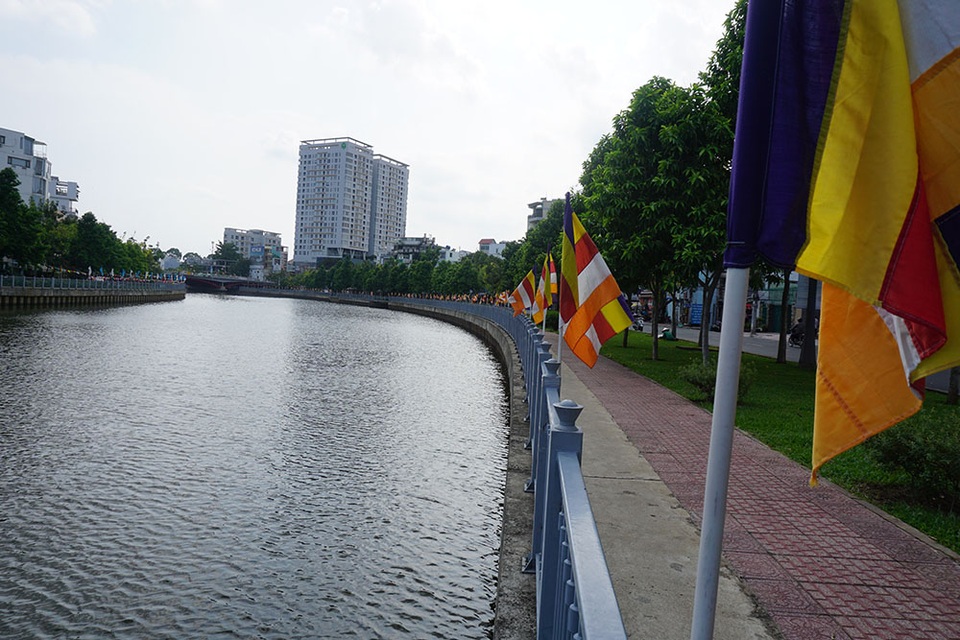 Sài Gòn rực rỡ cờ hoa đón mừng đại lễ Phật đản - 8 Nhiều con đường, ngôi chùa tại Sài Gòn đã rực rỡ sắc cờ hoa mừng đại lễ Phật đản.