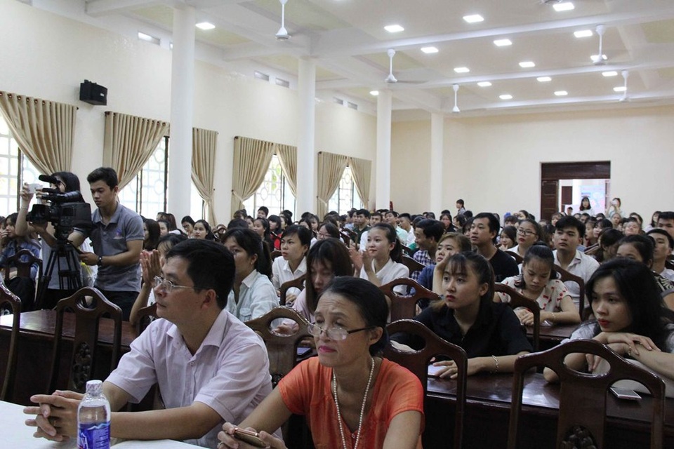 Hơn 1.500 sinh viên Đại học Khoa học Huế hào hứng tìm việc làm - 4 Hai cuộc hội thảo quan trọng thu hút nhiều sinh viên tham gia