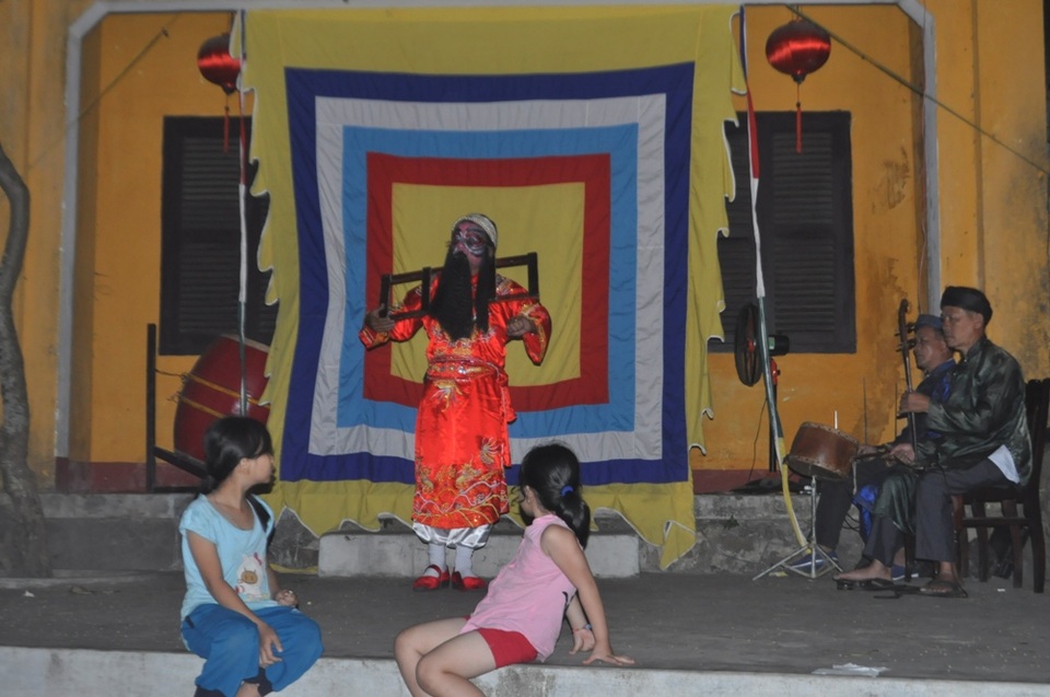 Hàng ngàn người dân và du khách tham dự lễ hội Phật Đản - 8 Hát tuồng phục vụ du khách