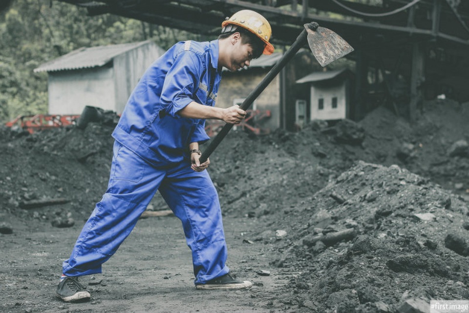 Ảnh kỷ yếu “Thợ mỏ” đậm chất quê hương của học sinh Quảng Ninh - 8 Về trang phục, lớp đã tổ chức thuê còn các đạo cụ như cuốc, xẻng các em được các bác bảo vệ ở mỏ than hỗ trợ. Anh Nghĩa Phạm, một trong những thành viên nhóm chụp ảnh kỷ yếu bày tỏ: “Hầu hết khi nhận chụp ảnh nhóm mình sẽ đưa ý tưởng cho các bạn học sinh để các em lựa chọn nhưng ý tưởng lần này thì hoàn toàn là do lớp 12C3 chuẩn bị. Lớp chia sẻ với nhóm mình muốn thực hiện một bộ ảnh như vậy nên bên mình đáp ứng ngay chứ ý tưởng này thực sự bọn mình không hề nghĩ tới”.