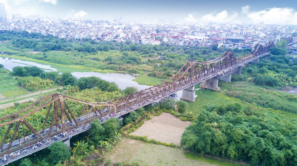 Mãn nhãn với 7 cây cầu vượt sông tại Hà Nội - 10 Cầu Long Biên là cây cầu thép đầu tiên bắc qua sông Hồng nối quận Hoàn Kiếm với quận Long Biên, do Pháp xây dựng từ năm 1898 tới năm 1902 hoàn thành.