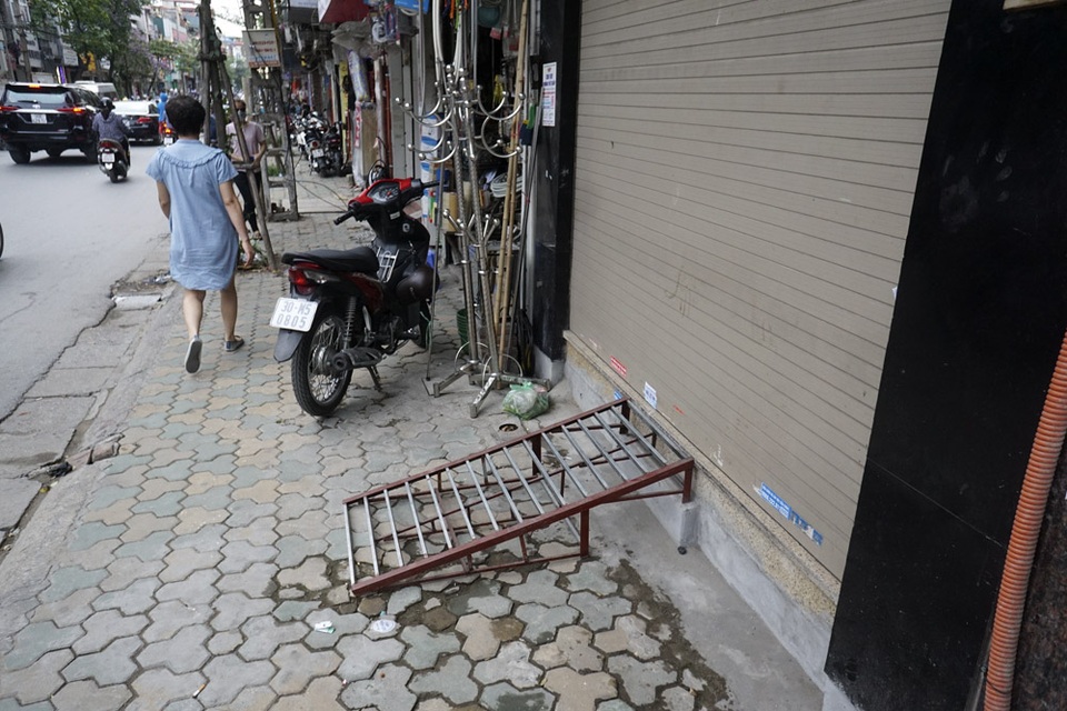 Vỉa hè "rộng một gang tay" tái xuất tại Hà Nội - 8 Chiếc cầu sắt bắc lên thềm nhà khi các bậc thang bị đập bỏ ở phố Khâm Thiên (quận Đống Đa).