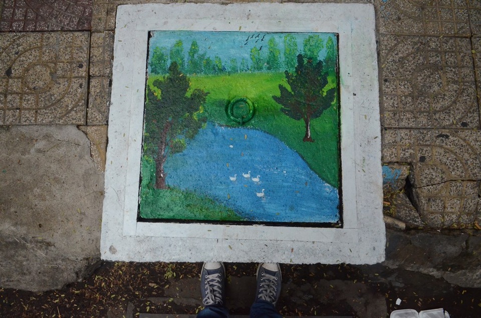 Làm sao có thể giẫm lên chiếc nắp cống xinh xắn như thế này.