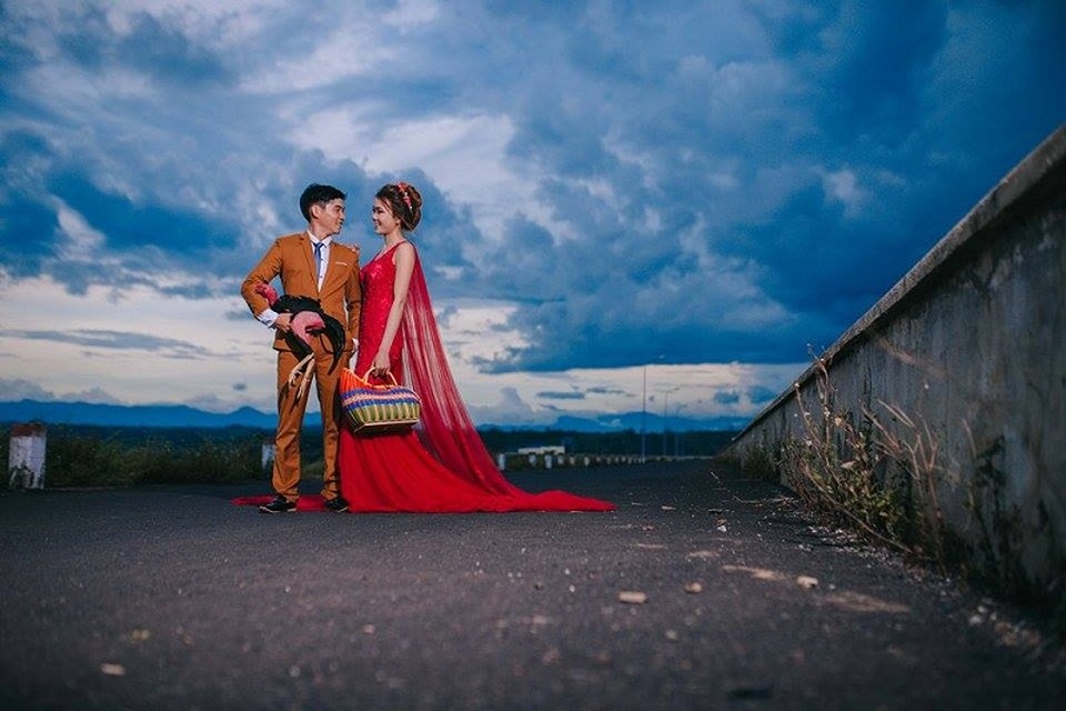 Chú rể mê gà chọi, ảnh cưới cũng không thể thiếu "vật cưng" - 2 Ngay khi đăng tải, bộ ảnh cưới đã nhận được hơn 11.000 lượt cảm xúc cùng hàng trăm lượt bình luận từ cộng đồng mạng.