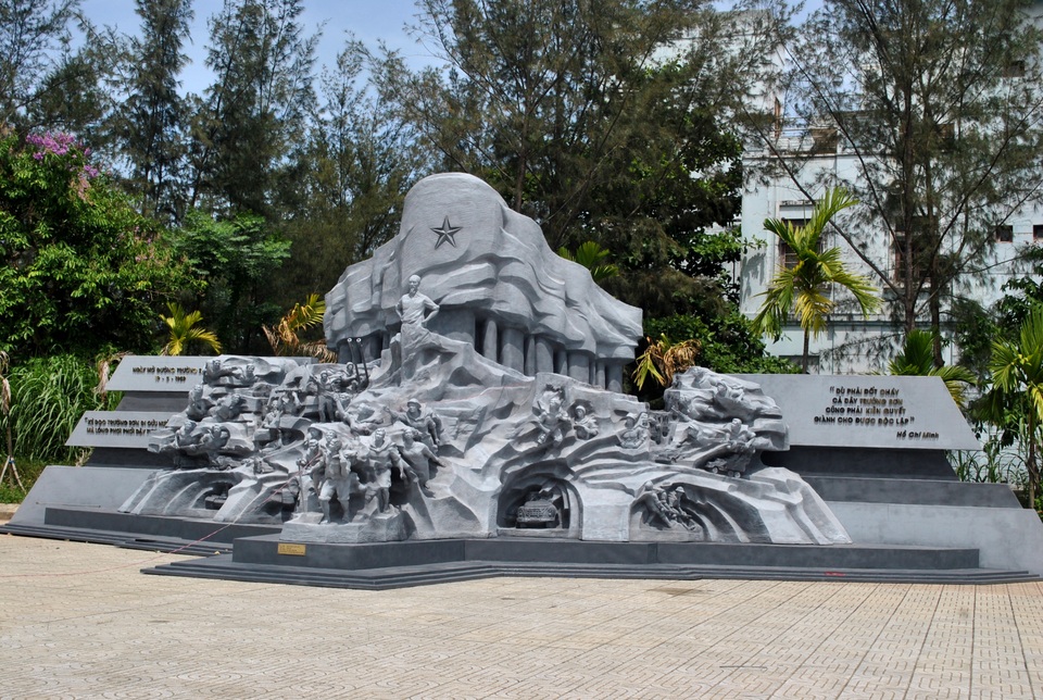 Tác phẩm “Huyền thoại Trường Sơn” của họa sĩ, nhà điêu khắc Đinh Gia Thắng tại khuôn viên Bảo tàng tỉnh Quảng Nam tại cuộc triển lãm