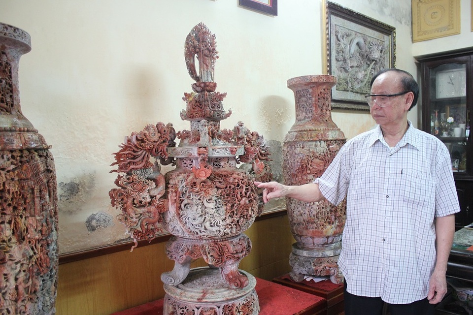 Cận cảnh bộ lư "tam bảo vĩnh hằng" khách trả 15 tỷ không bán - 7 Hiện tại, bộ tác phẩm được ông Minh trưng bày trong nhà riêng. Có khá nhiều đoàn khách tới chiêm ngưỡng trong đó nhiều thương lái nước ngoài ngỏ ý muốn mua “đứt” nhưng ông Minh chưa đồng ý bán. Gần đây nhất là đoàn khách người Trung Quốc, sau khi xem xét kỹ lưỡng bộ “Tam bảo vĩnh hằng” , họ thừa nhận đây là tác phẩm tinh xảo, độc đáo hiếm có và trả giá 10 tỷ đồng rồi nâng lên 15 tỷ nhưng ông Minh vẫn kiên quyết không bán.