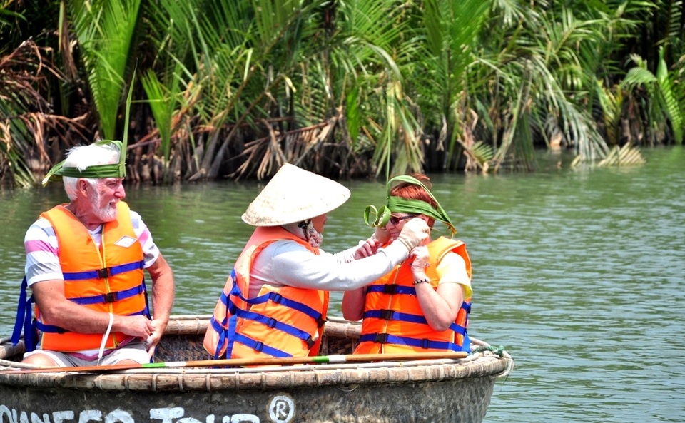 Khám phá rừng dừa Bảy Mẫu ở Hội An - 8 Du khách được tặng những món quà nhỏ xinh từ lá dừa nước