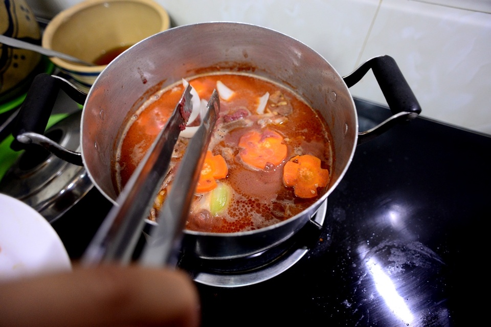 Cách thưởng thức khác của “Bánh mì Sài Gòn” khiến giới trẻ thích mê - 8 Bỏ thêm vào hành củ, cà rốt… tăng thêm hương vị.
