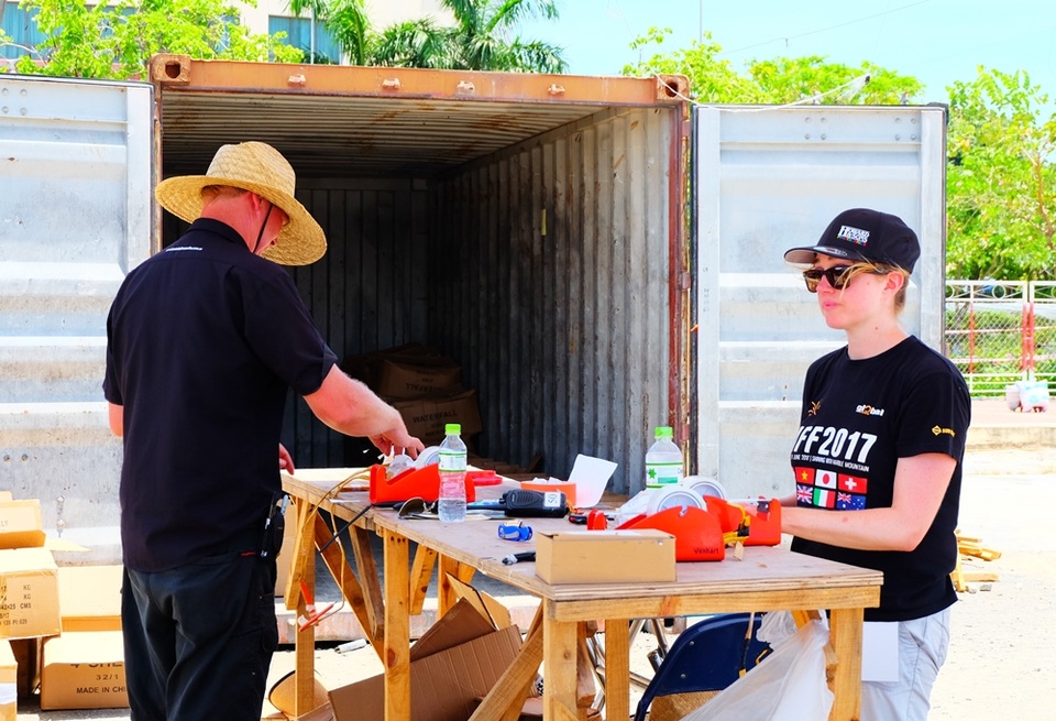 Hai "cao thủ" pháo hoa hé lộ kịch bản trước đêm Thủy - 3 Các thành viên đội Úc đang chuẩn bị cho các pháo hoa đa hiệu ứng để so tài trong đêm 3/6 tới