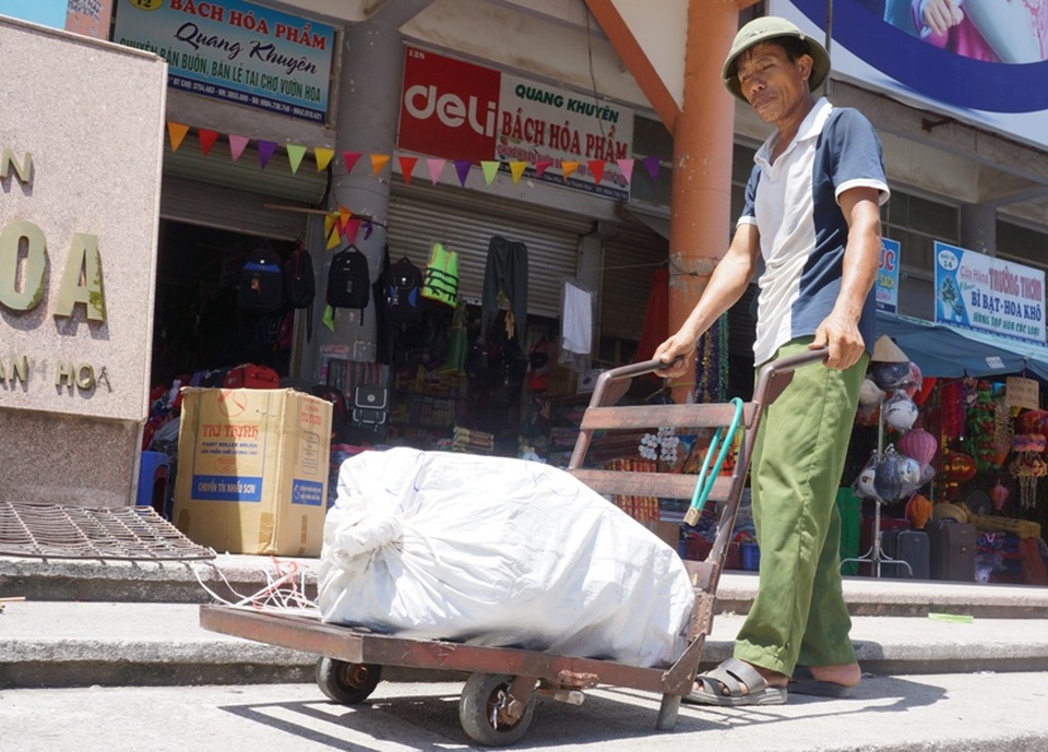 Những người lao động mưu sinh dưới “chảo lửa” miền Trung - 7 Bác Thành - một người bốc vác thuê tại Chợ Vườn Hoa đang miệt mài đưa những chuyến hàng cho khách