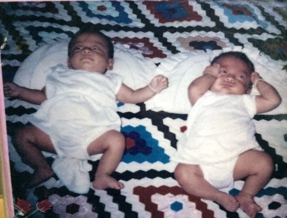 Tiếng đàn xót xa của hai anh em sinh đôi mù lòa - 1
15 năm trước, khi mới sinh ra, trọng lượng cơ thể hai cháu Trường Thọ nặng chưa tới 2kg nhưng nhờ sự thương yêu, chăm sóc của người thân và y các sĩ, hai cháu lớn nhanh, khỏe mạnh. Nhưng hai cháu gần 1 tuổi,người thân phát hiện hai mắt của cháu Trường, Thọ không phản xạ với ánh sáng