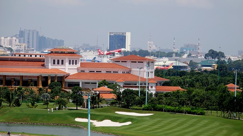 Cận cảnh sân golf VIP nằm trong… sân bay Tân Sơn Nhất - 6 Cũng từ hướng nhìn này, tòa nhà rộng gần 13.000m2 sẽ che khuất cảnh máy bay lúc vừa cất đầu rời mặt đất. Chỉ khi máy bay đạt cao độ khoảng vài chục mét mới thấy máy bay cất cánh.
