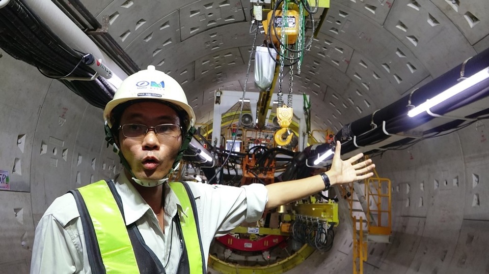 20 ngày, robot khủng xuyên lòng Sài Gòn gần 20m - 8 Đường ống bên này là đường dẫn đất đá.