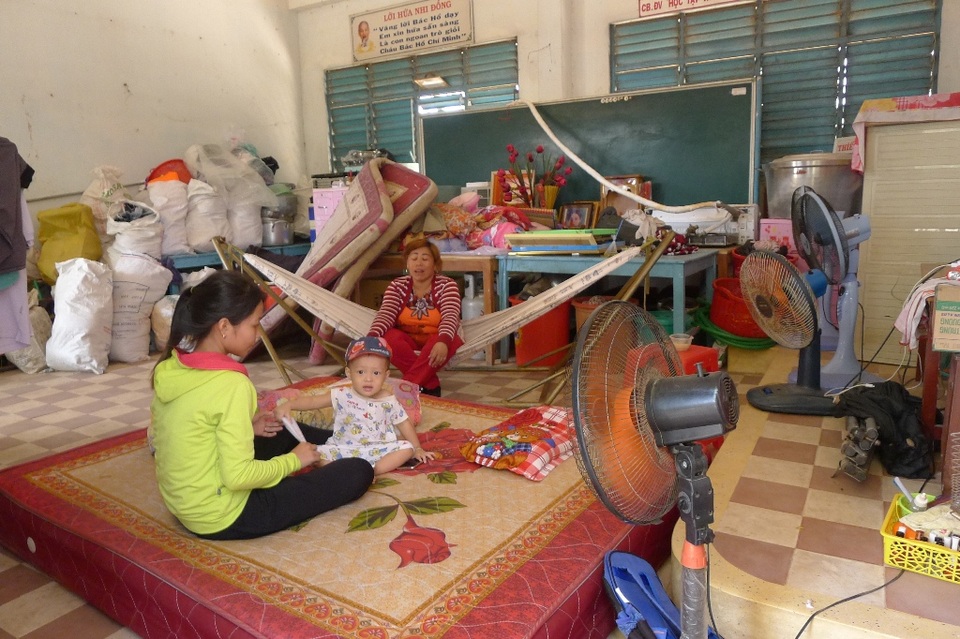 Vụ sạt lở "nuốt" 14 nhà dân: Cả trăm hộ dân khốn khổ sống "trôi nổi" - 3
Cuộc sống vất vưởng ảnh hưởng đến việc mưu sinh, học hành.