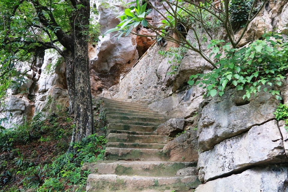 Từ chùa Hạ bước lên 120 bậc theo đường hình chữ S tới lưng chừng dãy núi Ngũ Nhạc là chùa Trung. Chùa Trung nằm ở lưng chừng núi với địa thế rất hiểm trở.