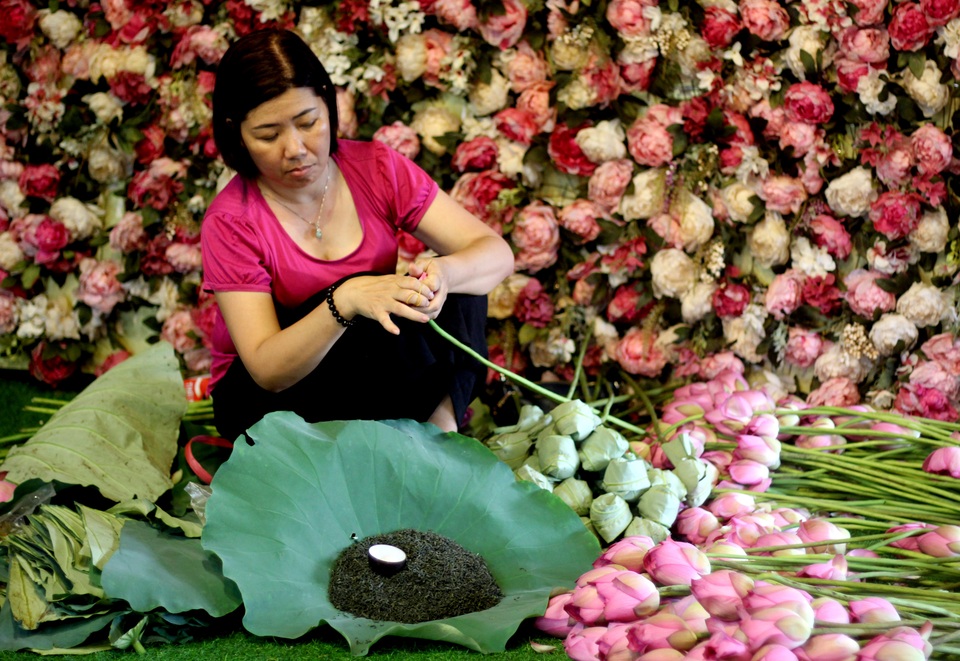 Kiếm tiền triệu mỗi ngày nhờ trồng sen Hồ Tây - 7
Các cánh hoa sen được bọc một lớp trà khô, ướp qua đêm. Với mỗi bông sen ướp trà được bán với giá khoảng 25.000 - 30.000 đồng.