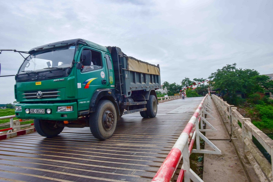 
Mỗi lần có xe tải đi qua, chiếc cầu lại run bần bật, để lại nhiều khiếp sợ cho người dân đi xe máy, xe đạp.

