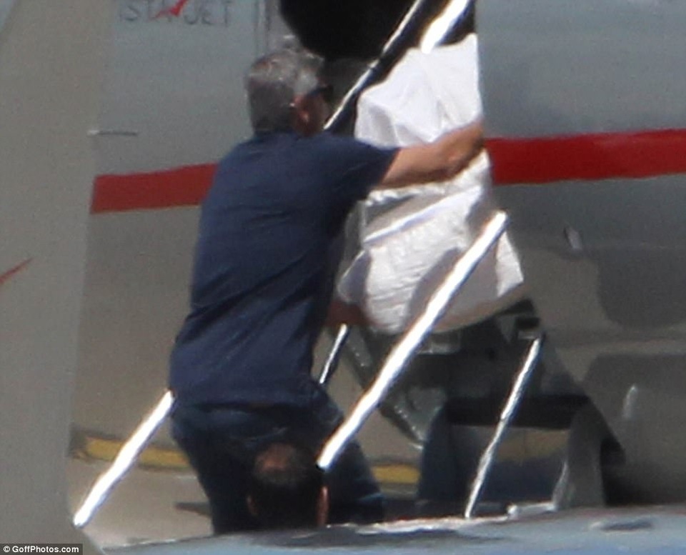 Sau khi đã đưa một chiếc nôi ra xe ô tô, George quay lại để đón chiếc nôi thứ hai.