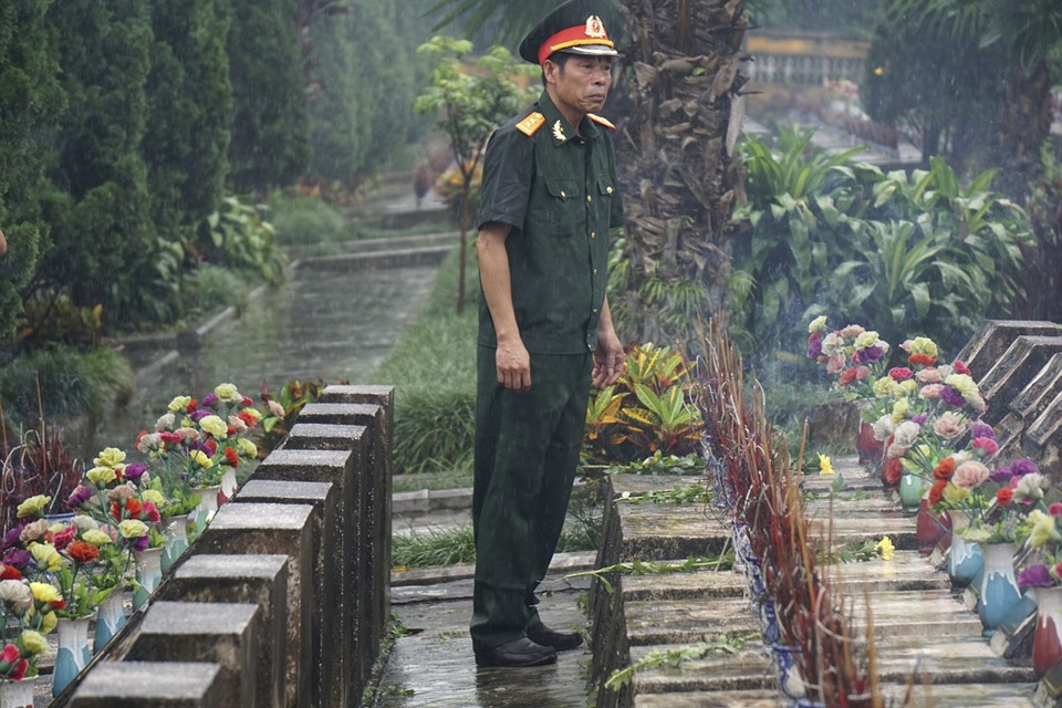Trở về bên đồng đội yên nghỉ nơi chiến trường biên giới Vị Xuyên - 8
Một cựu binh đi tìm mộ đồng đội trong cơn mưa tầm tã tại nghĩa trang Vị Xuyên.