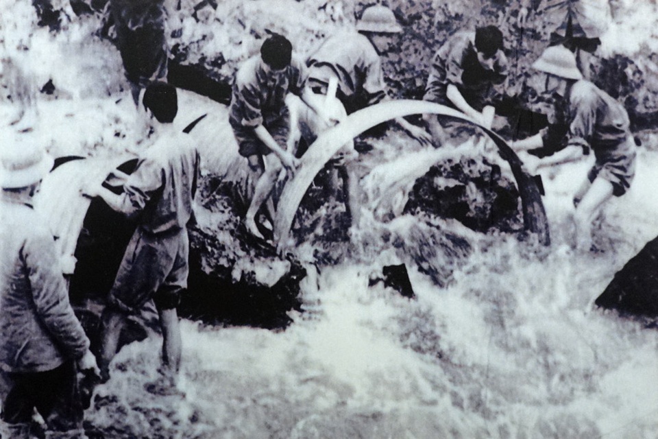 Khai mạc triển lãm kỷ niệm tình hữu nghị Việt - Lào - 8
Bộ đội công binh Việt Nam (Đại đội 5, Trung đoàn 217) nhanh chóng khắc phục hậu quả bom Mỹ phá hủy cống ngầm sân bay Sầm Nưa, năm 1972.