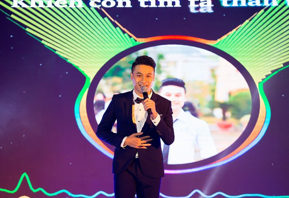 “Hot girl cover” đoạt giải quán quân cuộc thi tài năng sinh viên - 7 Gây ấn tượng với khán giả theo dõi cuộc thi từ vòng Sơ loại với ca khúc tự sáng tác Hola hola (bài hát thể hiện tình yêu với Đại học FPT Hoà Lạc), Trịnh Minh Tiến (Hải Dương) tiếp tục bước vào vòng chung kết với ca khúc tự sáng tác “Chúng ta đã lớn khôn” đem lại nhiều xúc cảm về sự chia xa cuối cấp của tuổi học trò.